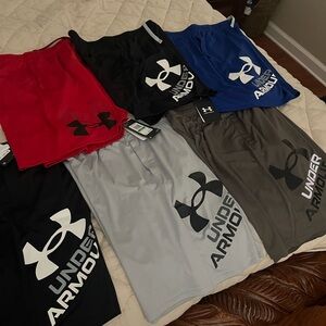 Under Armour Youth Boys Large
6 pairs- all brand new! 3 pairs with tags!